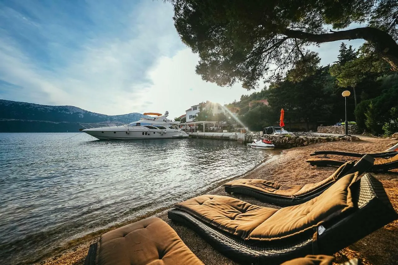 Villa Rava Hotel & Restaurant Guest house