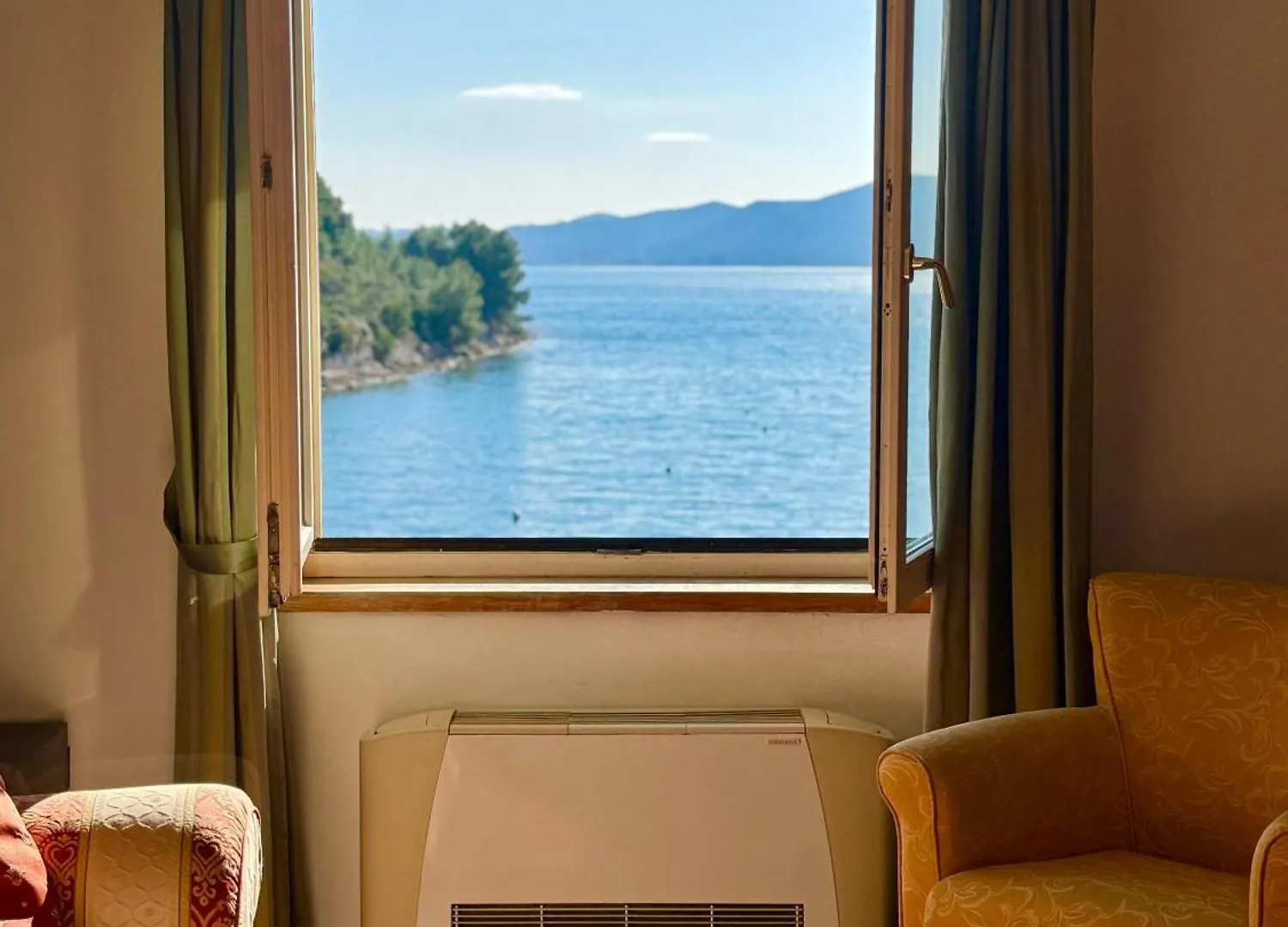 Villa Rava Hotel & Restaurant 4*,